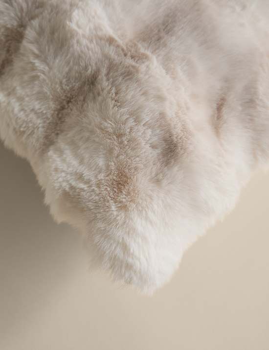Coussin en fausse fourrure