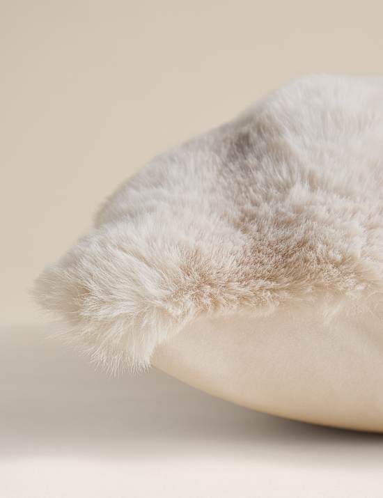 Coussin en fausse fourrure