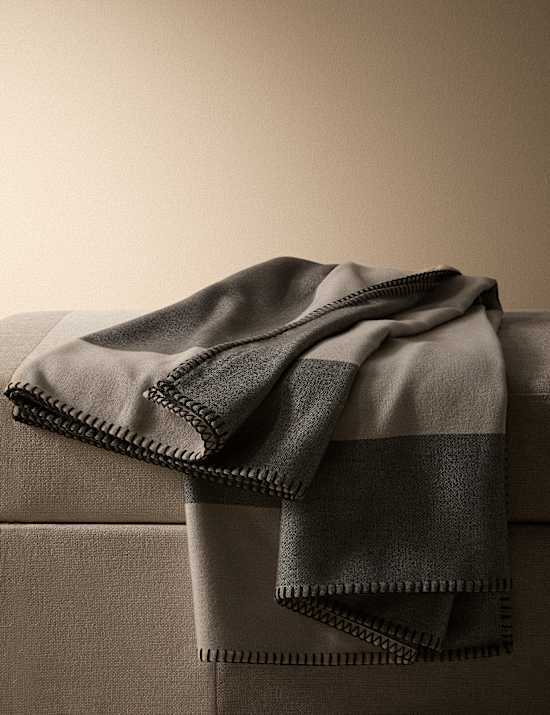 Kelly Hoppen Design Geometric Throw