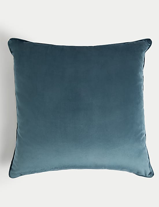 כרית קטיפה גדולה עם שוליים רקומים