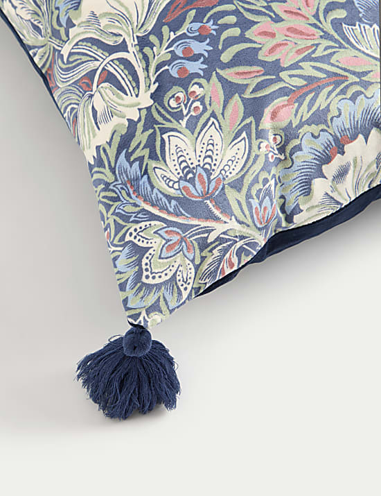 Coussin &agrave; pompons floraux et velours