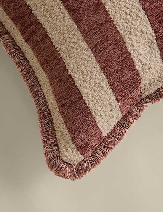 Coussin en chenille &agrave; rayures et franges