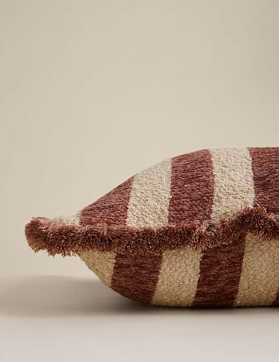 Coussin en chenille &agrave; rayures et franges
