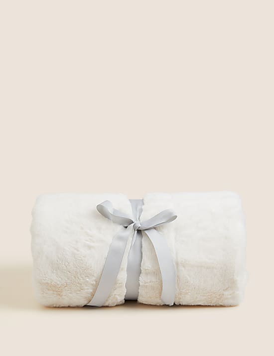 Besonders weicher Kunstfellüberwurf