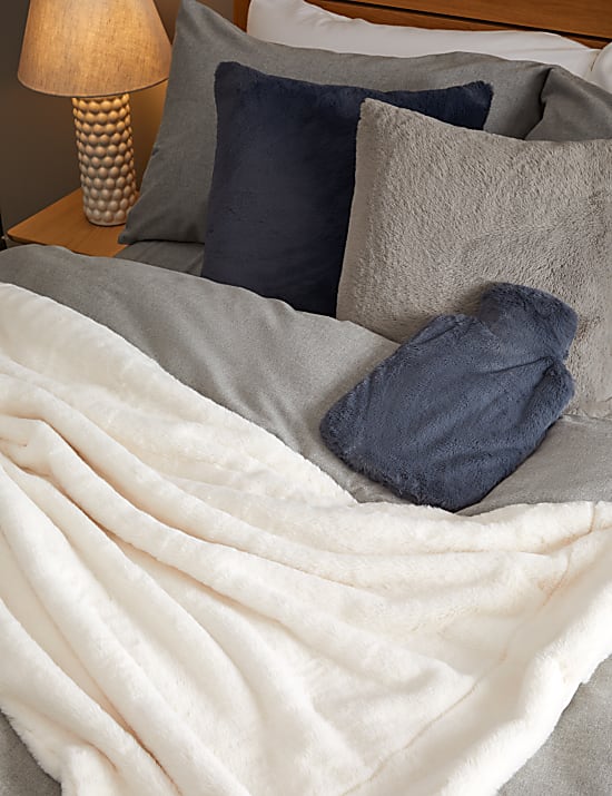 Besonders weicher Kunstfellüberwurf