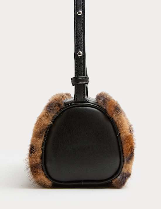 Bolso cruzado de piel sint&eacute;tica con estampado de leopardo