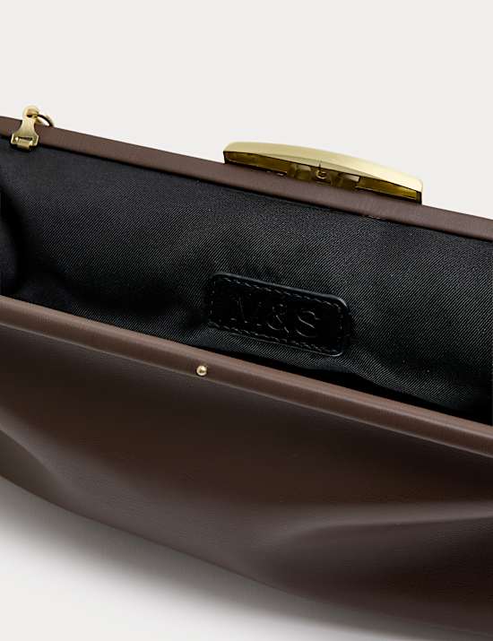 Bolso clutch imitación de piel