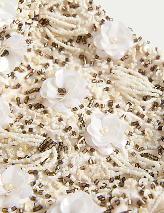 Handtas met kralen op het hengsel