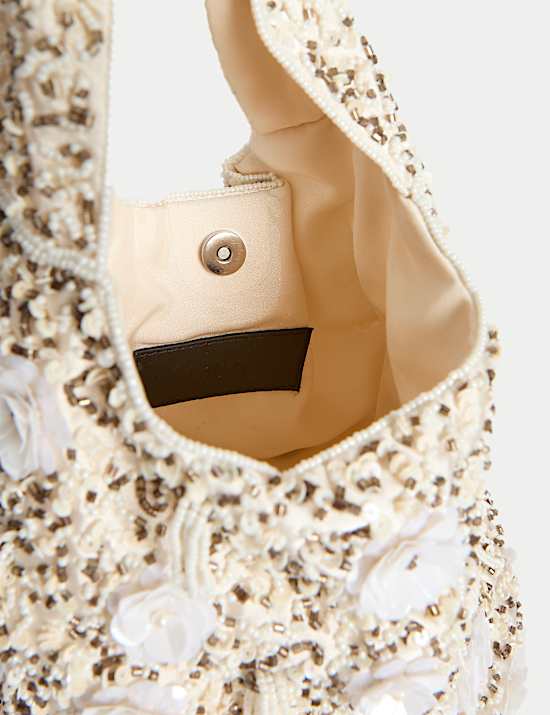 Handtas met kralen op het hengsel