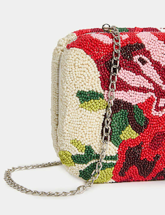 Clutch mit perlenbesetzten Blumen