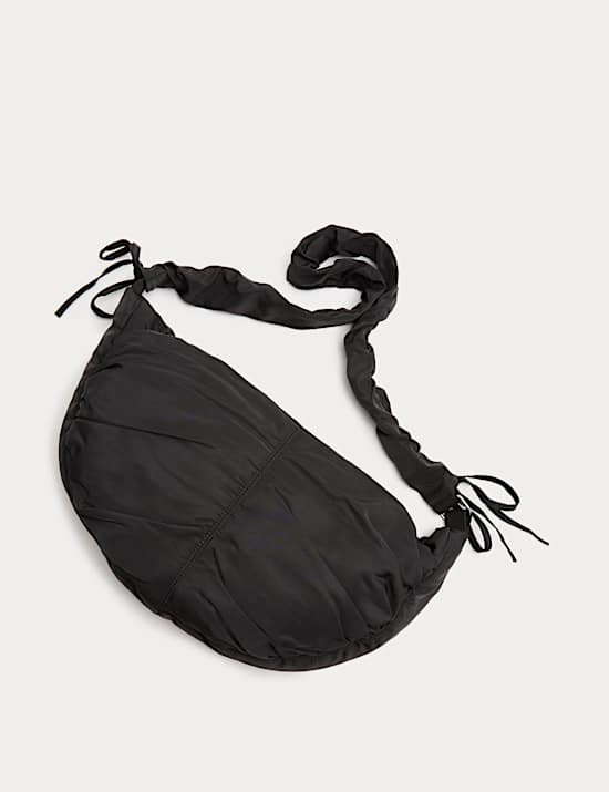 Sac &agrave; bandouli&egrave;re et bride en nylon ruch&eacute;