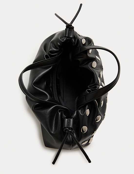 Besace souple en similicuir clouté