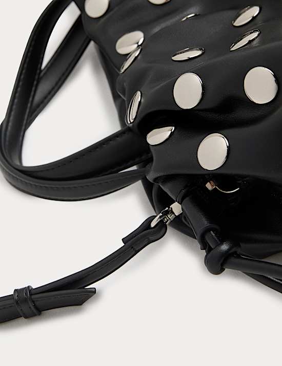 Besace souple en similicuir clouté