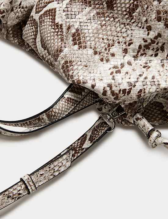 Bandolera amplia de piel sintética con tira