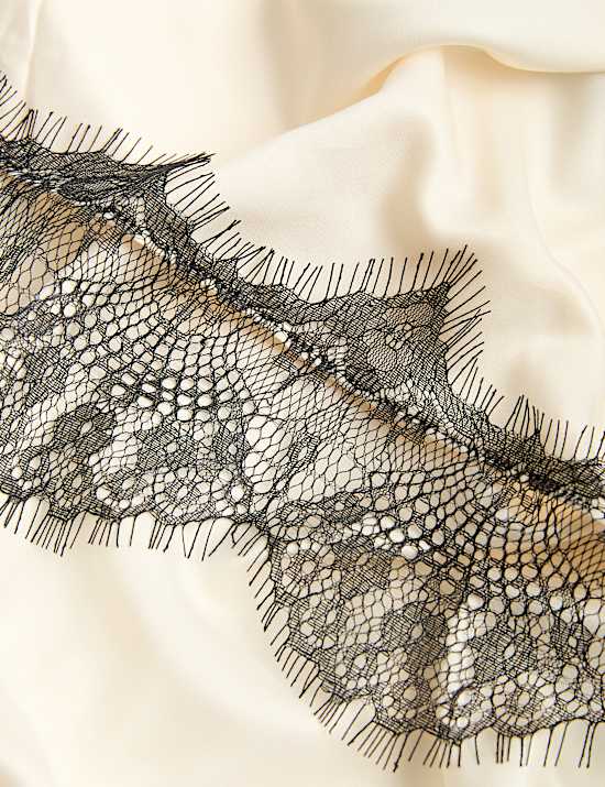 &Eacute;charpe en satin avec d&eacute;tail en dentelle