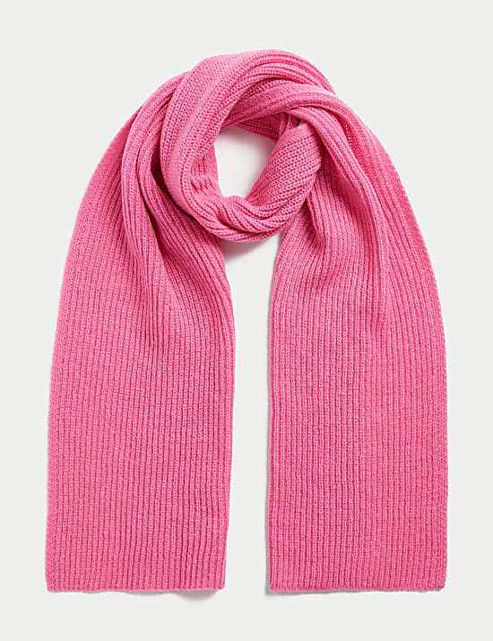 Strickschal mit Rippenmuster