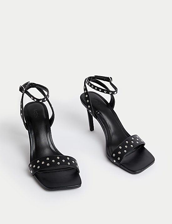 Sandales &agrave; talons aiguille et bride &agrave; la cheville, orn&eacute;es de clous