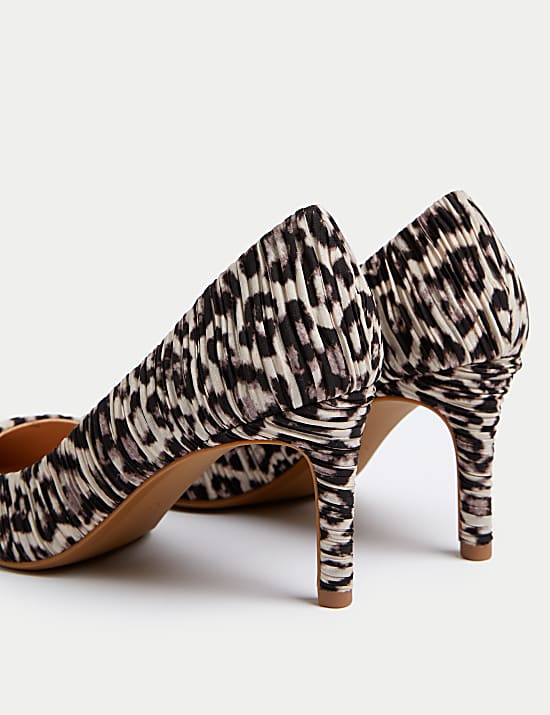 Escarpins &agrave; talons aiguilles et imprim&eacute; l&eacute;opard