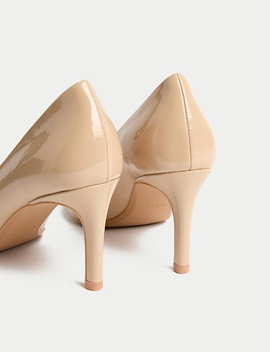 Lakleren pumps met spitse neus en naaldhak