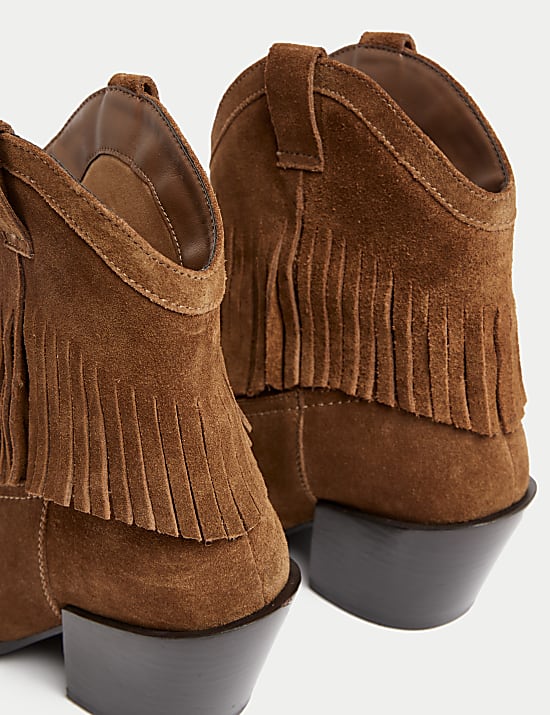 Botines estilo cowboy de ante con tac&oacute;n en bloque y puntera cincelada