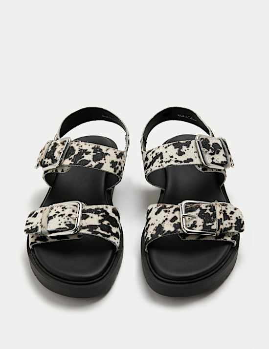 Leren sandalen met koeienprint en dubbele gesp