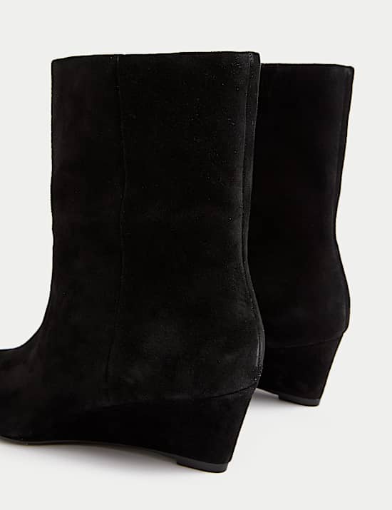 Suède enkellaarzen met spitse neus en sleehak