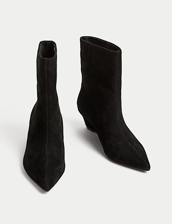 Suède enkellaarzen met spitse neus en sleehak