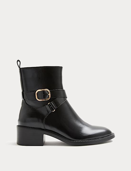 Enkelhoog laarsje met blokhak en gesp