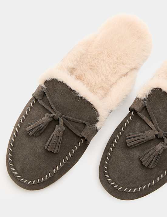 Chaussons style mocassins en daim ouverts &agrave; l&rsquo;arri&egrave;re avec doublure en fausse fourrure