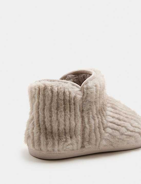 Zapatillas tipo bota imitaci&oacute;n de piel