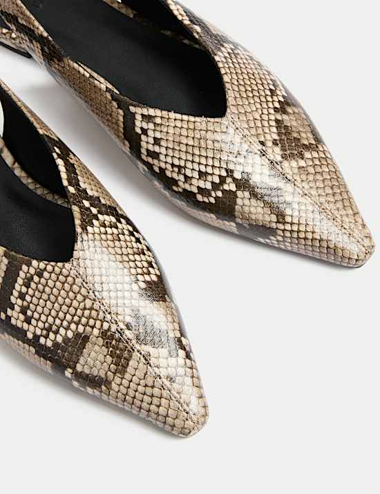 Chaussures plates imprimé serpent à bout pointu et bride arrière
