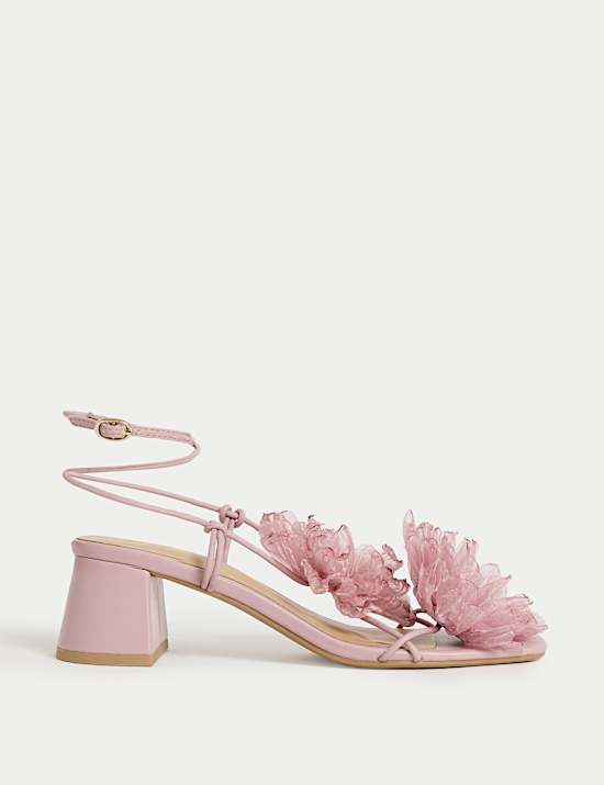 Sandales en organza et fleur à talons carrés