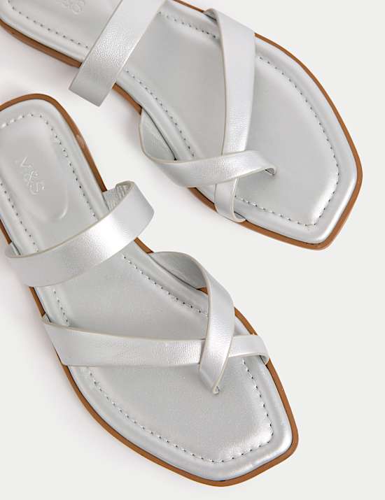 Mules plates &agrave; brides et entre-doigts