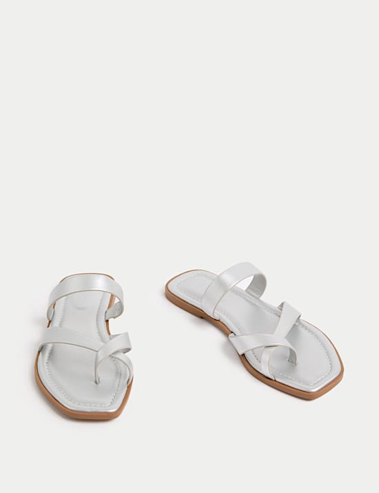 Mules plates &agrave; brides et entre-doigts