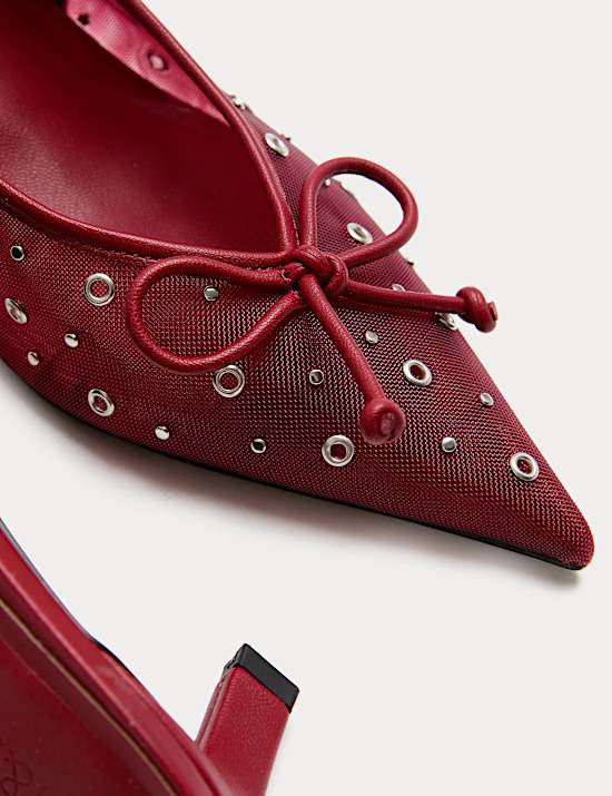 Chaussures à talons bobine cloutés et œillets, bout pointu et bride arrière