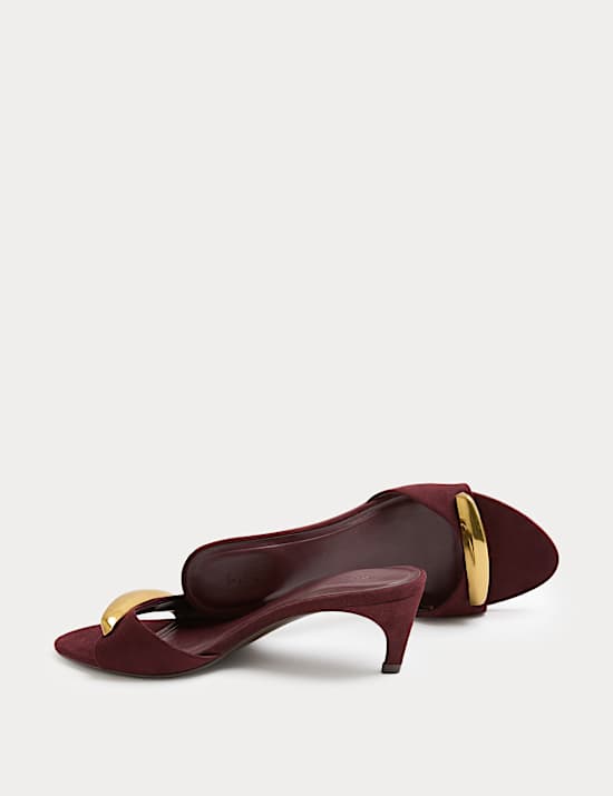 Mules &agrave; bout ouvert et petits talons avec finitions dor&eacute;es