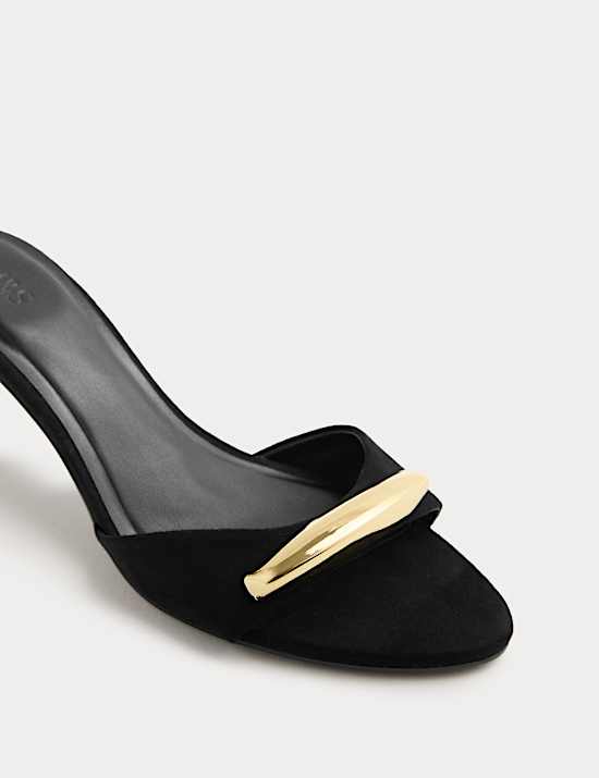 Mule z odkrytymi palcami na kaczuszce ze złotym wykończeniem