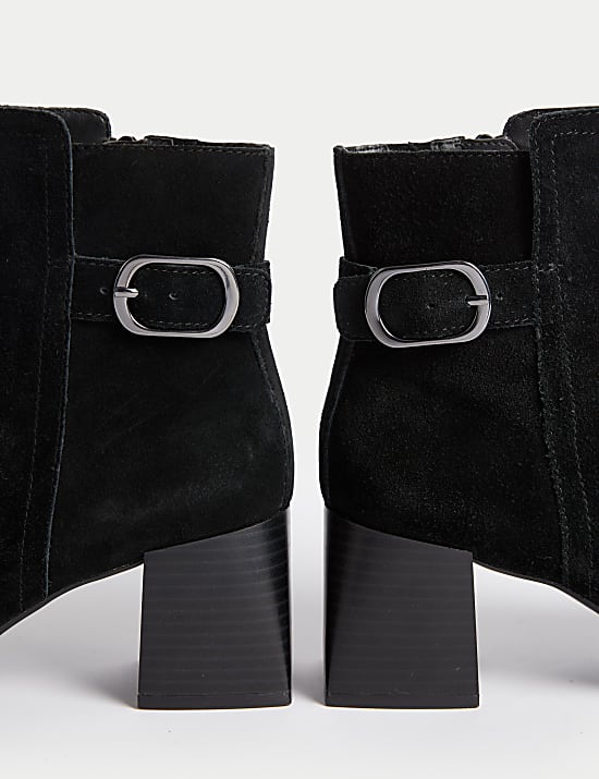 Su&egrave;de enkellaarsjes met brede pasvorm, gesp en blokhak