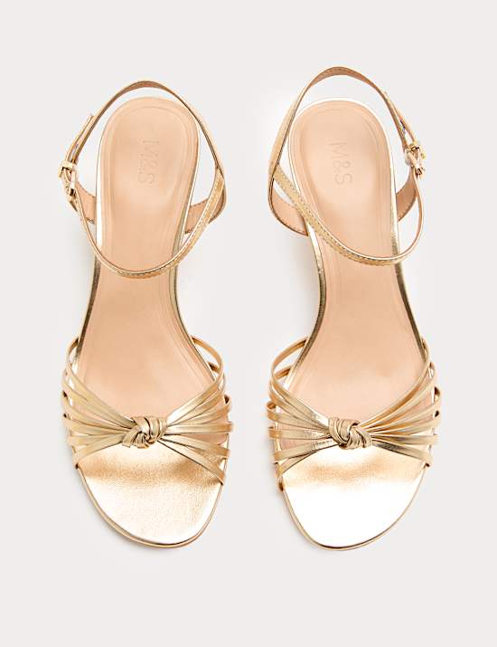 Sandalias con nudo, tiras y tac&oacute;n de aguja