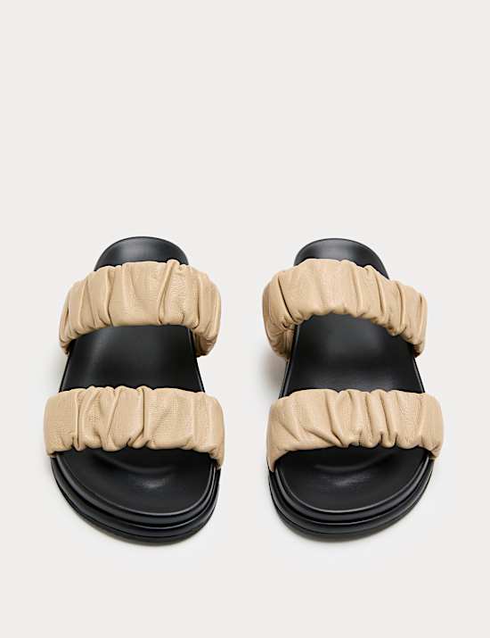 Sandales style mules en cuir ruch&eacute; avec assise plantaire