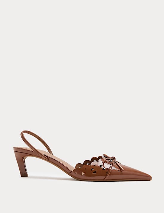 Chaussures vernies &agrave; bride arri&egrave;re, petits talons, bout pointu et n&oelig;ud