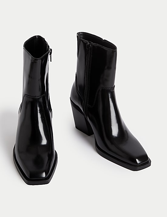 Sk&oacute;rzane kowbojki na słupku