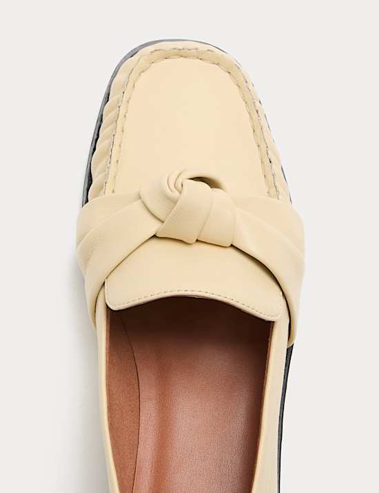 Lederslipper mit gedrehter Schleife