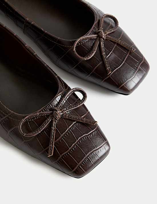 Ballerines plates en cuir croc à bout carré