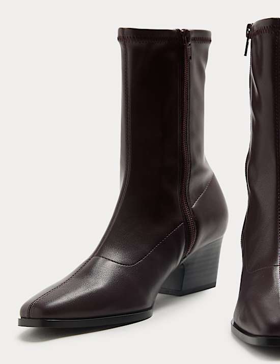 Sockenstiefel mit Blockabsatz und mit Keilspitze