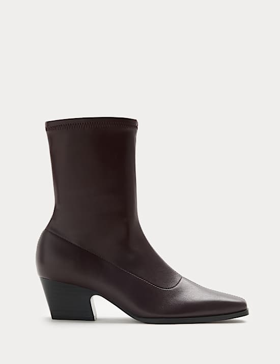 Sockenstiefel mit Blockabsatz und mit Keilspitze