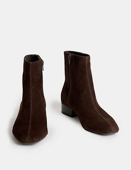 Bottines en daim à talons carrés