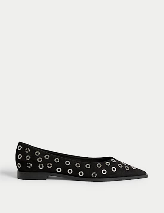 Zapatos planos de pico con tachuelas