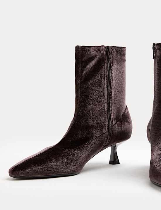 Fluwelen soklaarzen met kittenhak en spitse neus