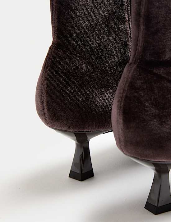 Fluwelen soklaarzen met kittenhak en spitse neus